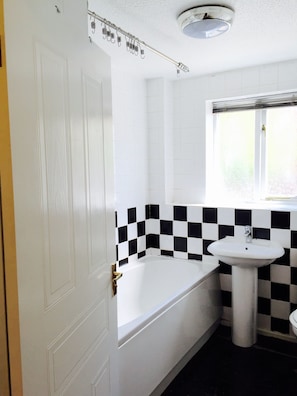 Duschwanne, Haartrockner, Handtücher