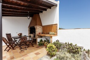 Outdoor dining - Private pool and sea views in Puntallana, La Palma (El Granel)
