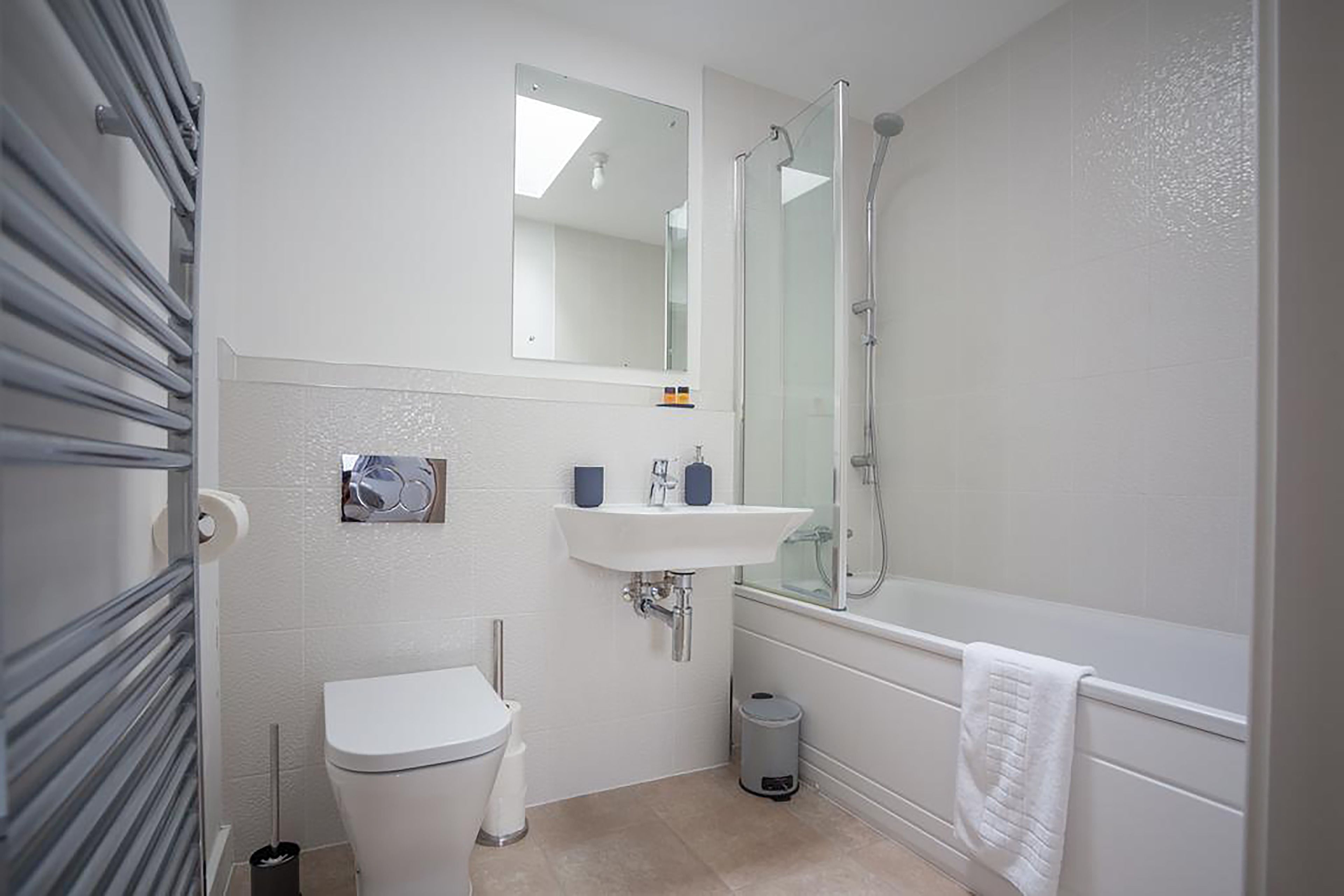 Apartment, 2 Bedrooms | Bathroom | Free toiletries, hair dryer, towels, shampoo