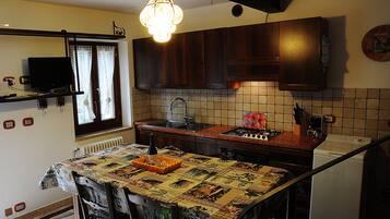 Fridge, oven, stovetop, coffee/tea maker