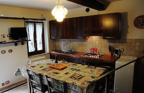 Fridge, oven, stovetop, coffee/tea maker