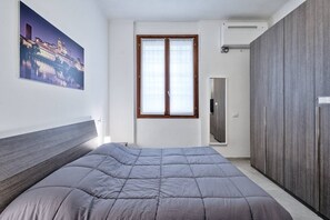 1 chambre, système d’insonorisation, fer et planche à repasser