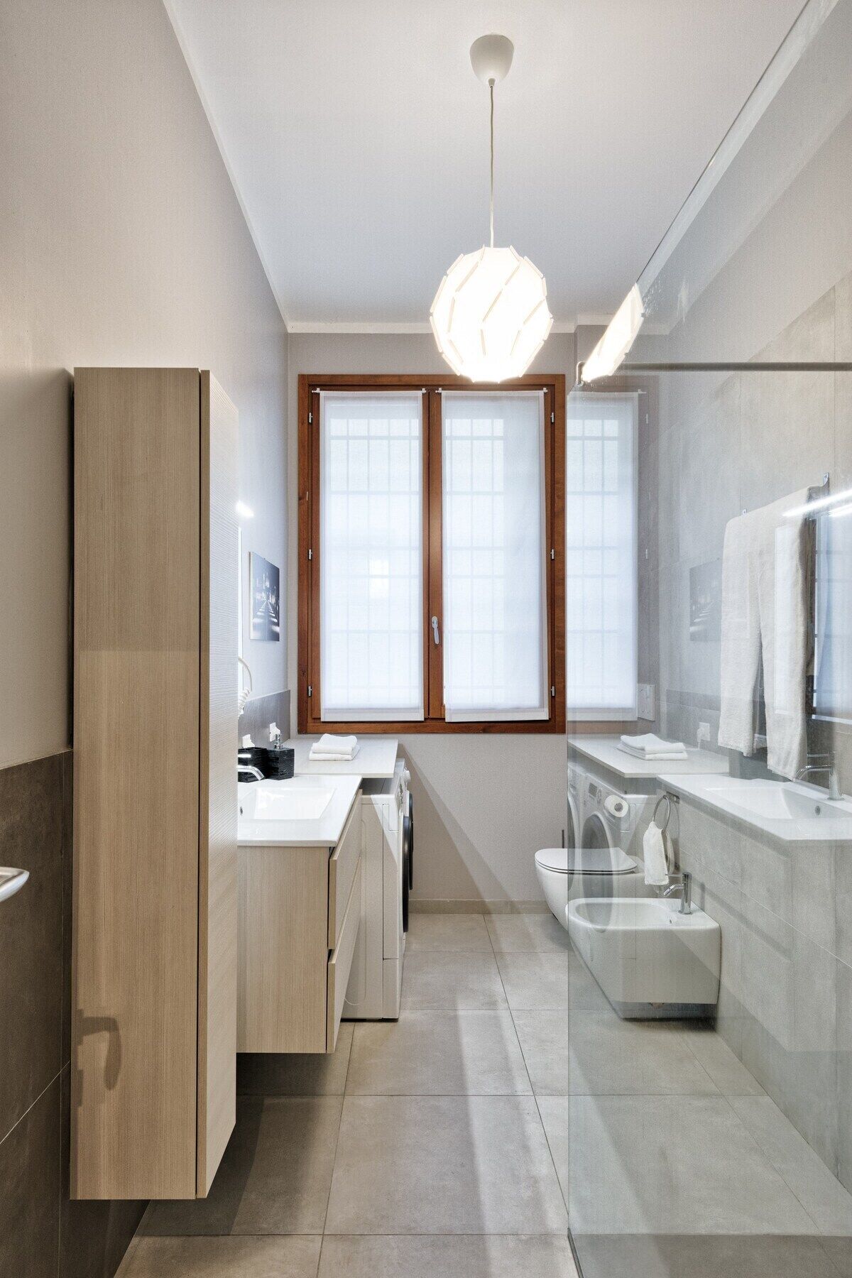 Douche, articles de toilette gratuits, sèche-cheveux