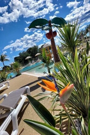 Utendørsbasseng og et oppvarmet basseng