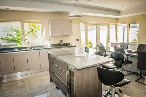 Microwave, oven, electric kettle, toaster - Luxury 4 Bedroom House 5mins walk to Killarney Town Centre (Killarney)