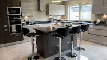 Microondas, horno, tetera eléctrica y tostadora