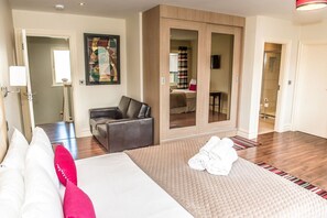 4 bedrooms, iron/ironing board, WiFi, bed sheets - Luxury  4 Bedroom House 5mins walk to Killarney Town Centre (Sleeps 11) (Killarney)