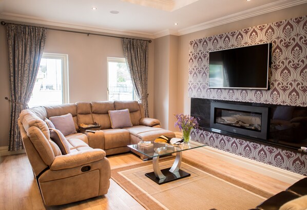 Televisión y chimenea 