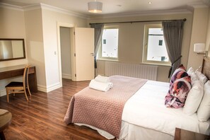 4 habitaciones, tabla de planchar con plancha, wifi y ropa de cama 