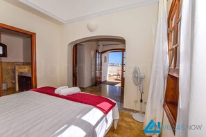 3 chambres, coffres-forts dans les chambres, fer et planche à repasser