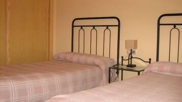 4 slaapkamers, een strijkplank/strijkijzer, gratis wifi, beddengoed