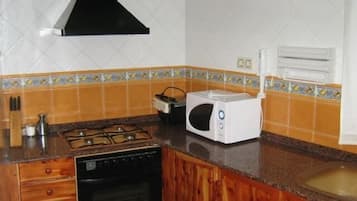 Een koelkast, een microgolfoven, een oven
