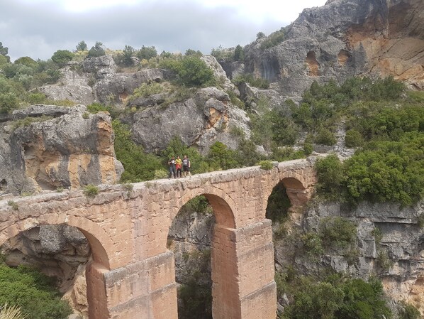 A stone bridge with three arches spanning a rocky gorge. - Casa Serrana for 8 people (Santa Cruz de Moya)