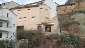 Un edificio con varias ventanas y un cartel que dice "CASA RURAL".