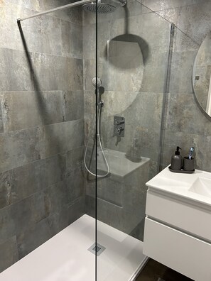 Combined shower/tub, towels - Luxury Puerto Pollenca Apartment  in Bocquer 
 ETVPL/14868 (Port de Pollença)