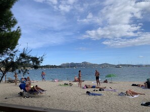 Playa en los alrededores y camastros 