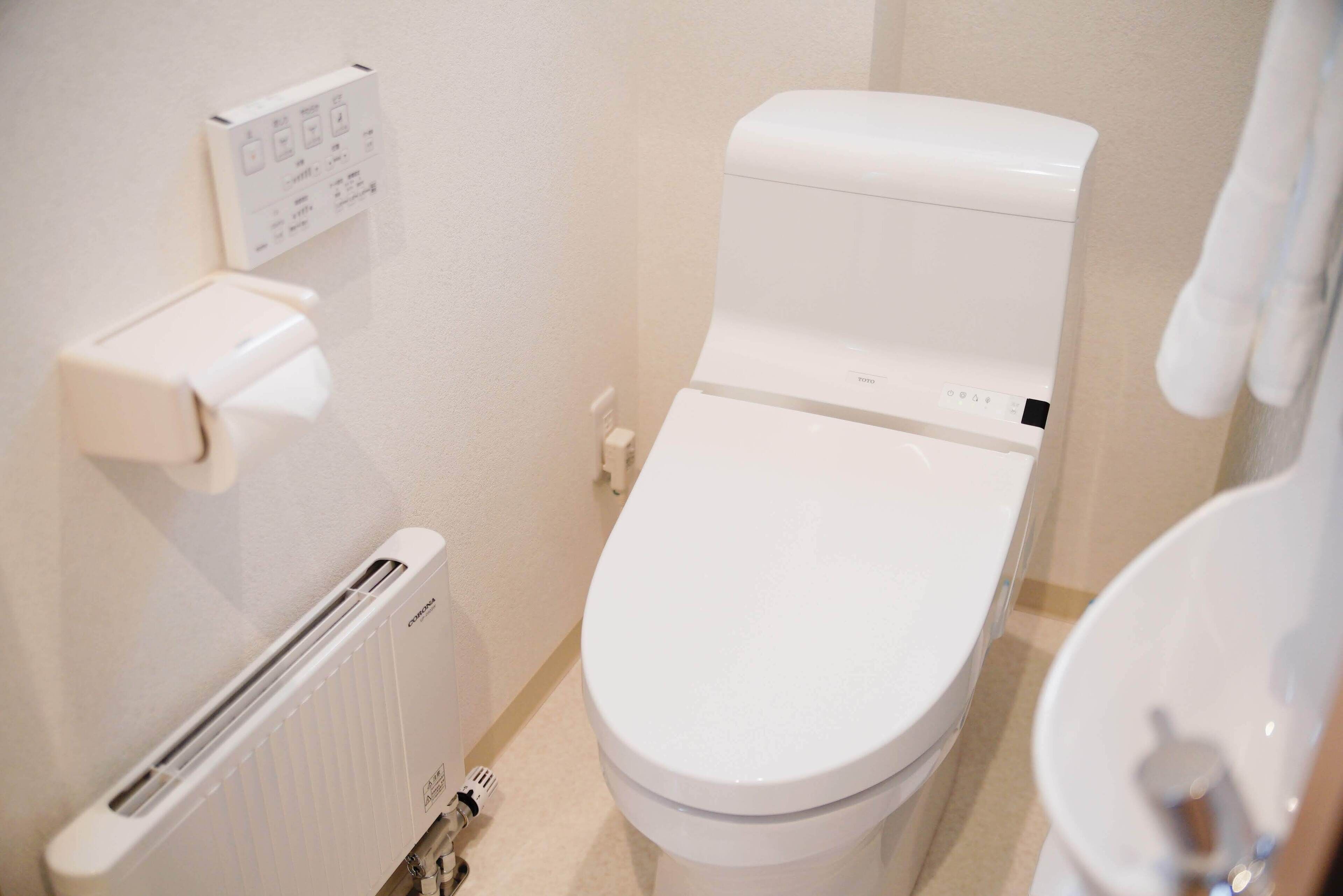 House 6 Bedroom Winter | Bathroom | Shower, free toiletries, hair dryer, slippers