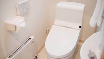 House 6 Bedroom Winter | Bathroom | Shower, free toiletries, hair dryer, slippers