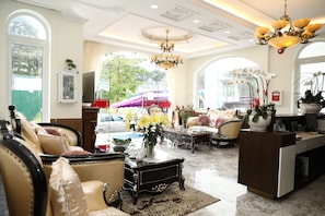 Lobby sitting area - Sugar Land Villa Hotel Dalat (Da Lat)