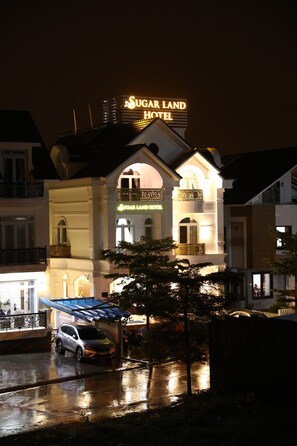 Front of property – evening/night - Sugar Land Villa Hotel Dalat (Da Lat)