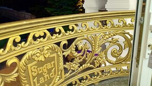 A golden ornate railing with the inscription "Sugar Land." - Sugar Land Villa Hotel Dalat (Xuan Huong - Da Lat)