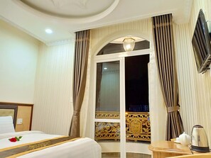 Deluxe King Double Room with Balcony - Sugar Land Villa Hotel Dalat (Da Lat)