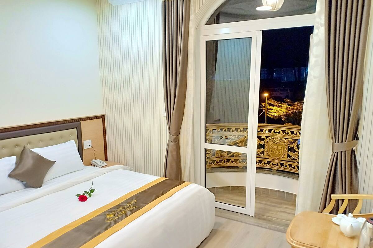 Phòng đôi Deluxe, ban công, quang cảnh đồi núi (King) | Minibar, két bảo mật tại phòng, bàn, phòng cách âm