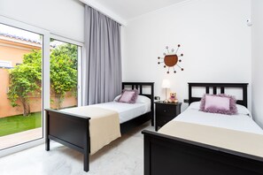 4 chambres, coffre-fort, bureau, fer et planche  à repasser