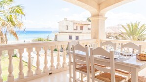 A balcony with white balustrades overlooking a beach and a building. - SUN OF THE BAY VIDALBA 3 (B2 - A3) - Apartment with sea views in Port d'Alcudia. Free WiFi (Alcúdia)