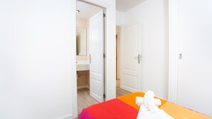 A hotel room with a bed, a bathroom, and a door leading to another room. - SUN OF THE BAY VIDALBA 3 (B2 - A3) - Apartment with sea views in Port d'Alcudia. Free WiFi (Alcúdia)