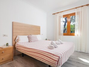 4 habitaciones, tabla de planchar con plancha, internet y ropa de cama 