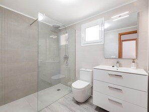 Bañera con ducha, secador de pelo, toallas