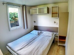2 bedrooms, travel crib, free WiFi, bed sheets