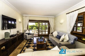 Una Smart TV, videojuegos, un reproductor de DVD