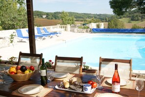 Una piscina al aire libre