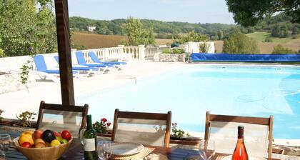 maison de vacances de la famille dans la France rurale avec grande piscine et des vues lointaines