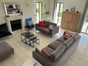 Smart TV, fireplace, DVD player, books