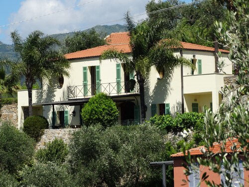 Villa moderne avec piscine chauffée et wifi proche de la côte pour 8 personnes