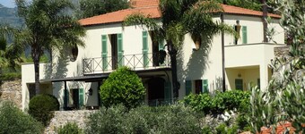 Modern Villa with pool and wifi near the Mediterranean for 8 persons