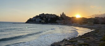 Moderni huvila, jossa lämmitetty uima-allas ja wifi lähellä rannikkoa 8 hengelle