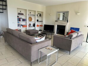 Smart-tv, eldstad, dvd-spelare och böcker