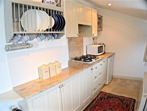 Refrigerador, microondas, lavavajillas, utensilios de cocina