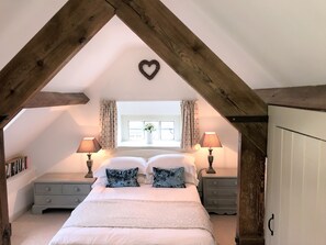 1 bedroom, iron/ironing board, free WiFi, bed sheets - Cornerstone Cottage -  a cotswold cottage that sleeps 2 guests  in 1 bedroom (Chipping Campden)