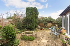 Outdoor dining - Cornerstone Cottage -  a cotswold cottage that sleeps 2 guests  in 1 bedroom (Chipping Campden)