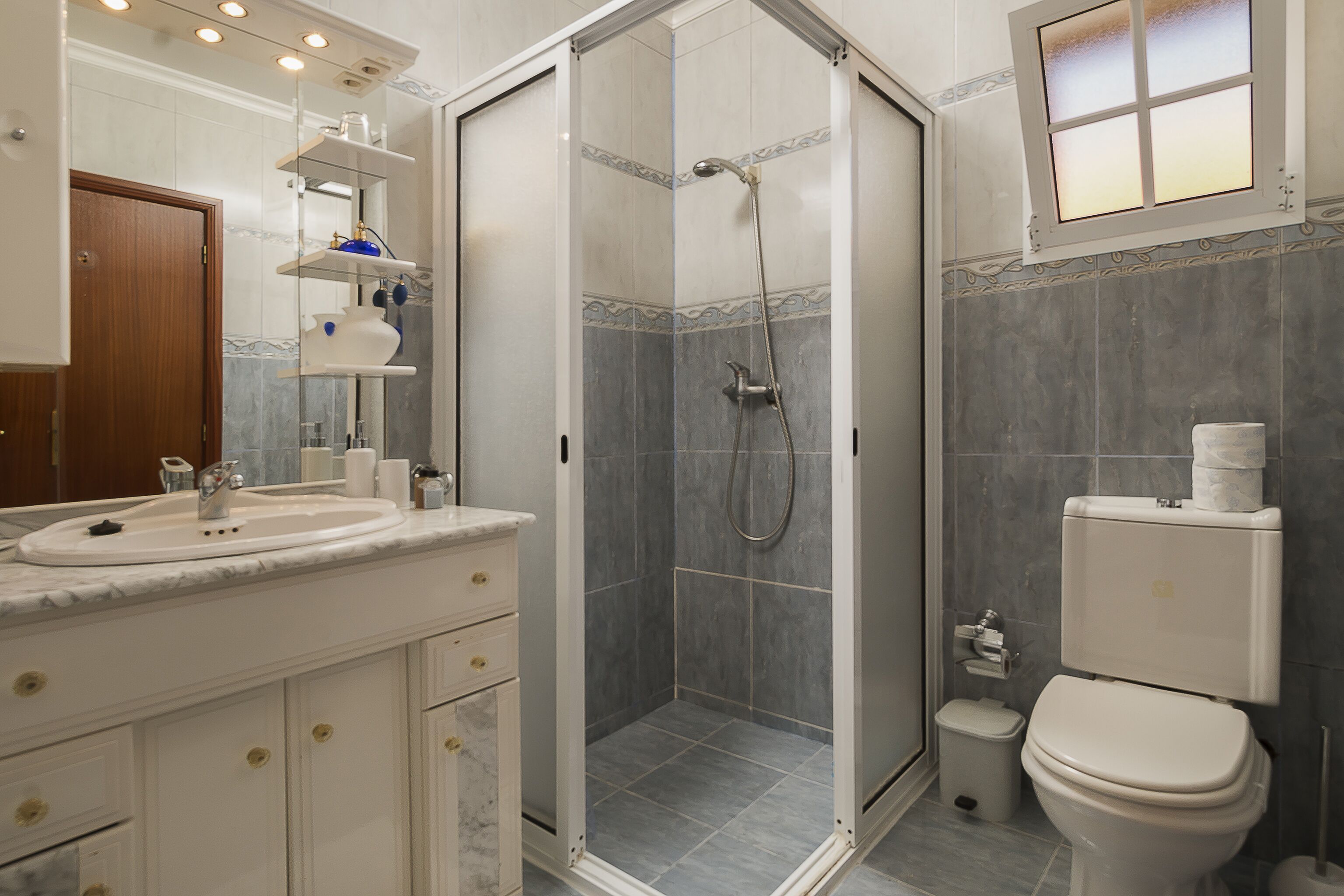 Ein Badezimmer mit Dusche, Toilette und Waschbecken.