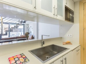 Frigorífico, microondas, horno y placa de cocina