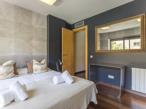 3 bedrooms, in-room safe, iron/ironing board, travel cot