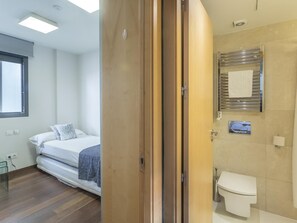 Combined shower/bathtub, hair dryer, towels, shampoo