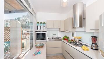 Geladeira, micro-ondas, fogão, cooktop