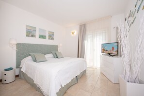 2 bedrooms, in-room safe, iron/ironing board, free WiFi